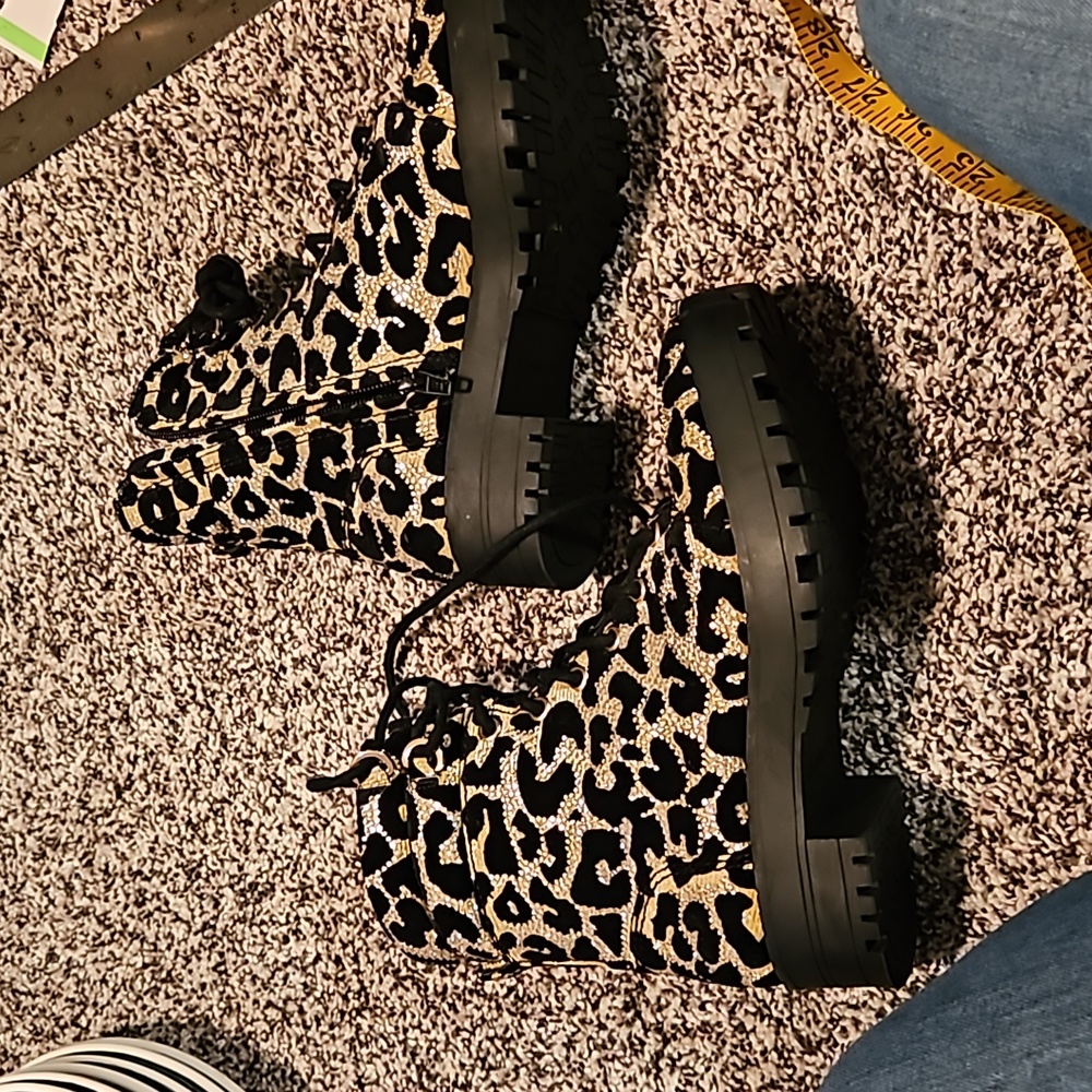 Gianni Bini boots. Size 6. Sparks when you walk - Picture 1 of 5